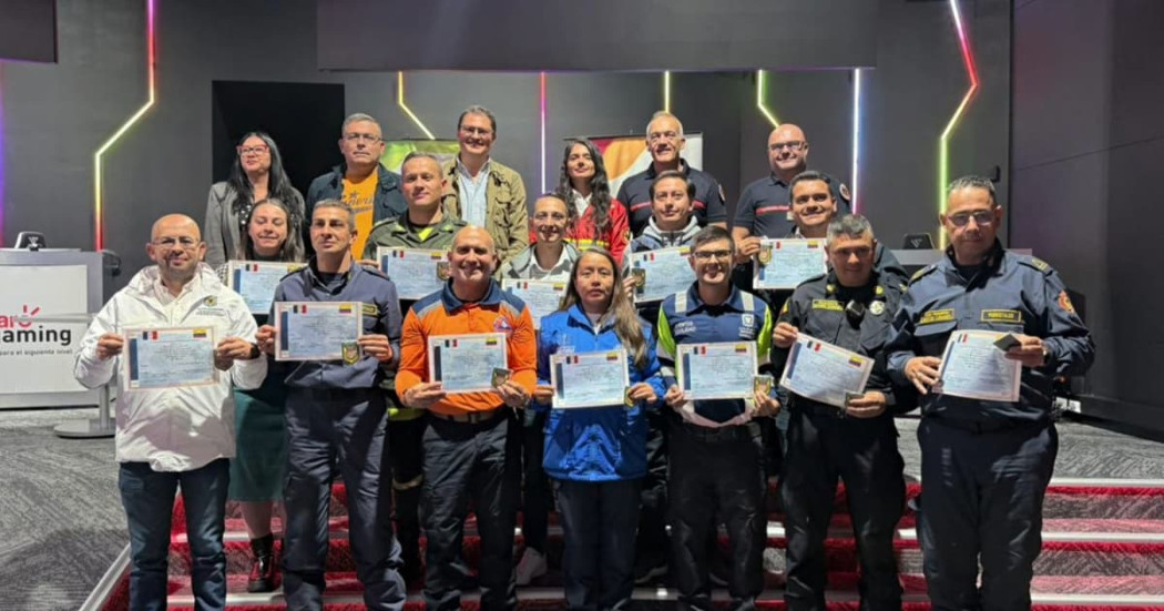 Grupo recibe certificados tras capacitación en gestión de crisis en escenario institucional