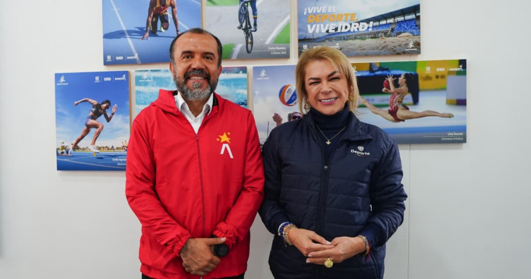Director del IDRD, Daniel García, y ministra del Deporte, Patricia Duque posan frente a mural institucional del IDRD en Bogotá