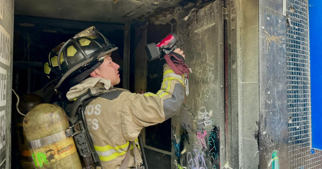 Uniformado del Cuerpo de Bomberos atendiendo una emergencia.