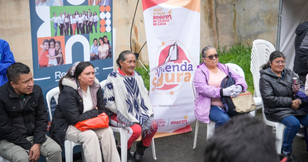 Foto que muestra un grupo de personas reunidas 