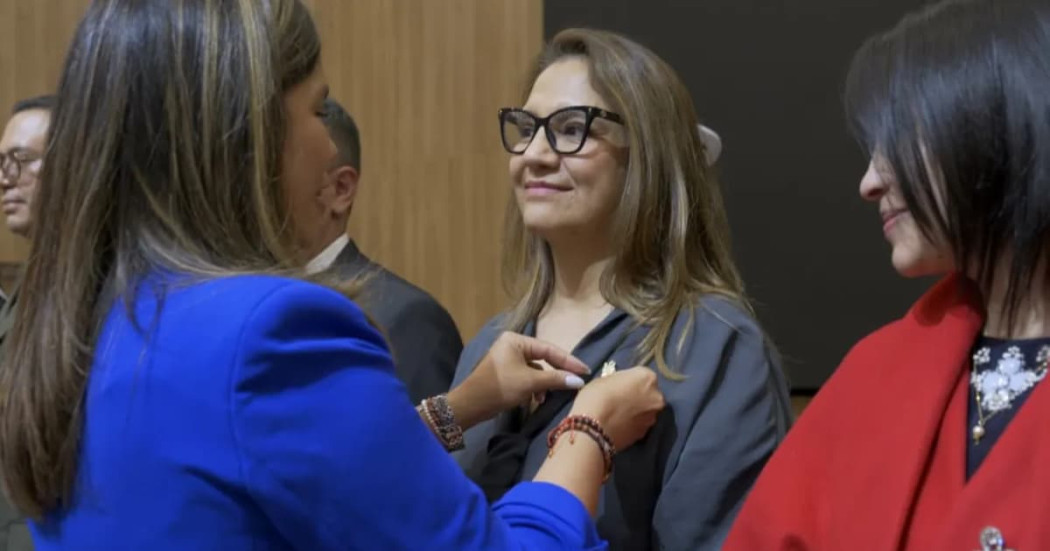 La secretaria Distrital del Hábitat, Vanessa Velasco, recibiendo la medalla Bienestar y Excelencia
