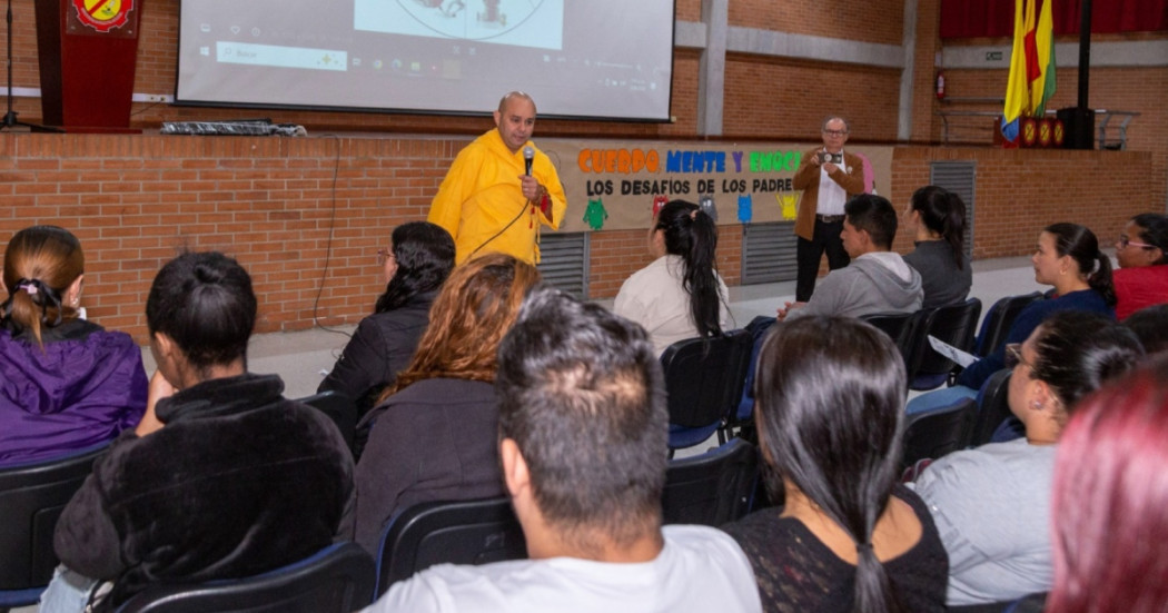 Foto que muestra un grupo de personas en una conferencia 