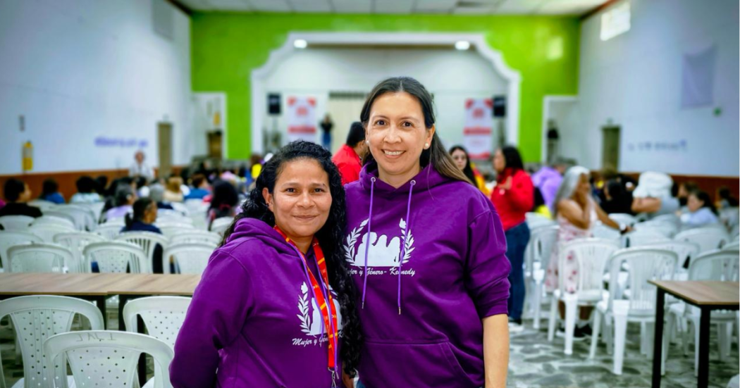 Fotos de dos mujeres con un saco morado 