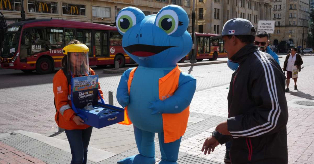 Foto que muestra tres personas jugando rana en la calle 