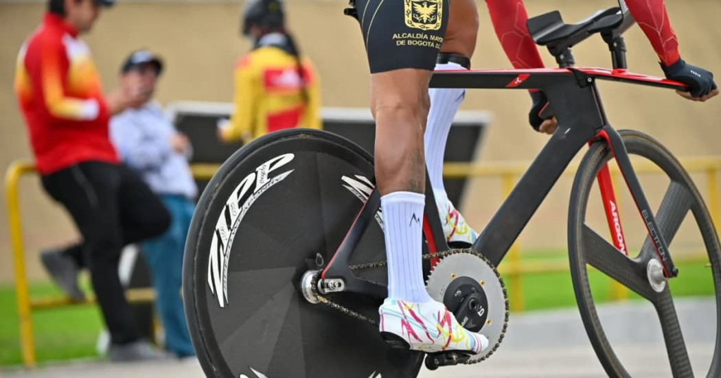 Paraciclista del Equipo Bogotá en prueba de pista del Velódromo Luis Carlos Galán