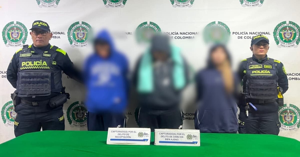 Foto de tres personas capturadas