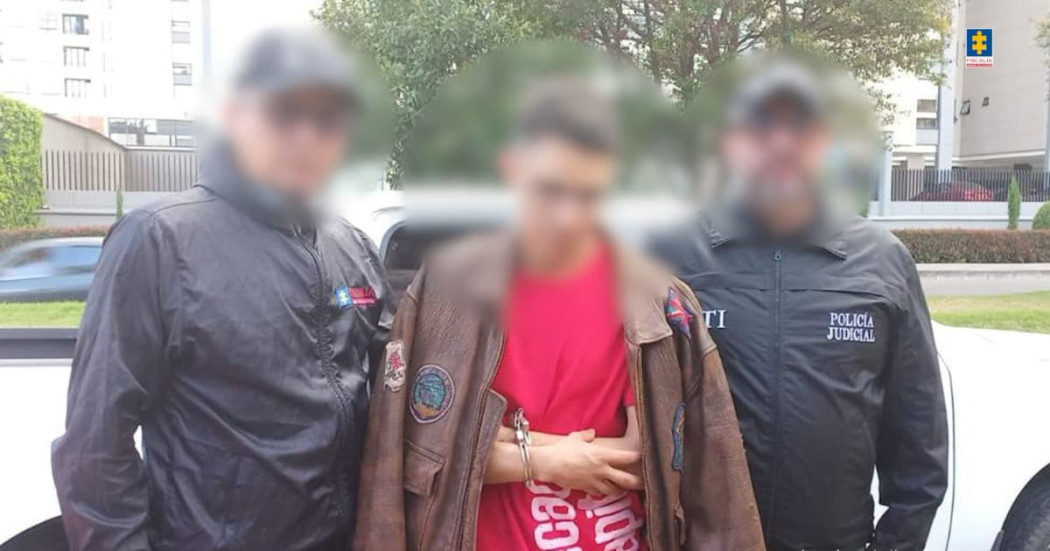 Hombre capturado en medio de dos agentes del CTI de la Fiscalía.