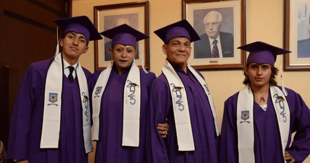 Imagen de los graduandos con sus birretes puestos