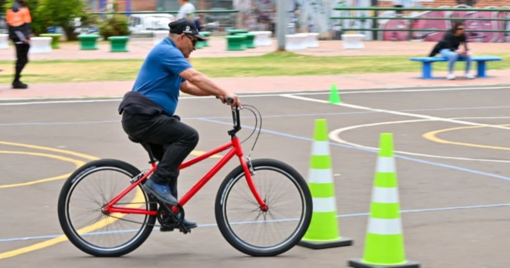 Persona mayor recorre pista de obstáculos en parque de Bogotá