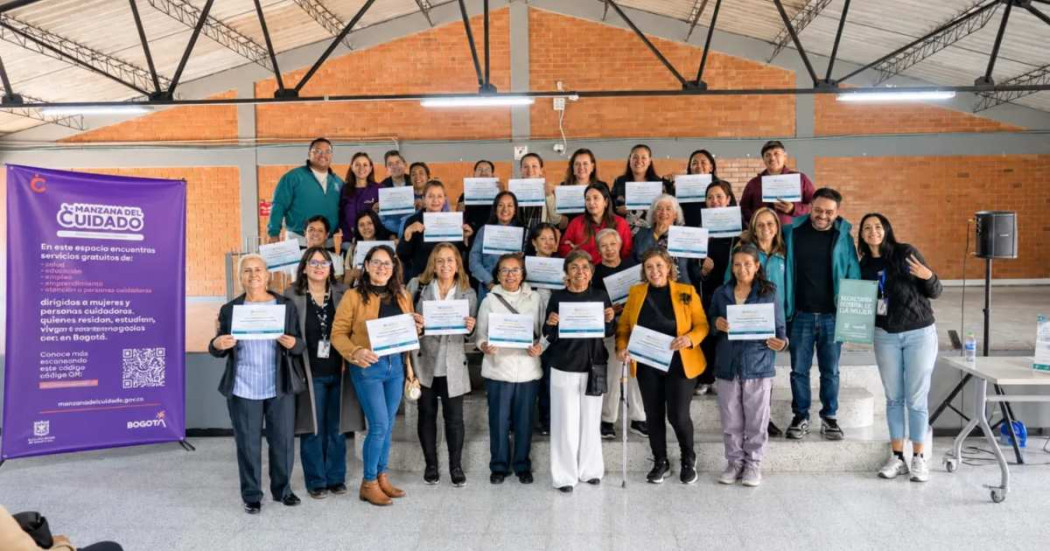 Foto que muestra un grupo de personas con diplomas en las manos 