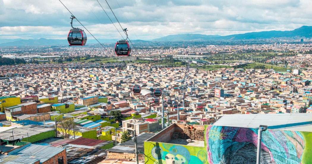 TransMiCable sobre Ciudad Bolívar destaca con panorámica de la localidad con vista a viviendas, corredores y montañas