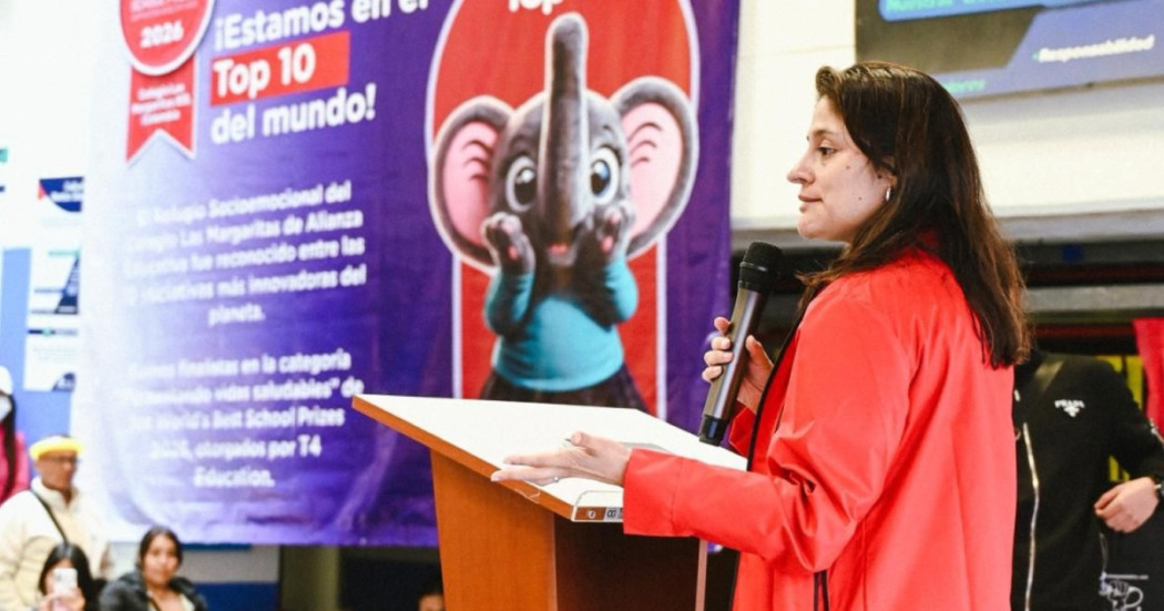 Foto que muestra una mujer hablando por un microfono 