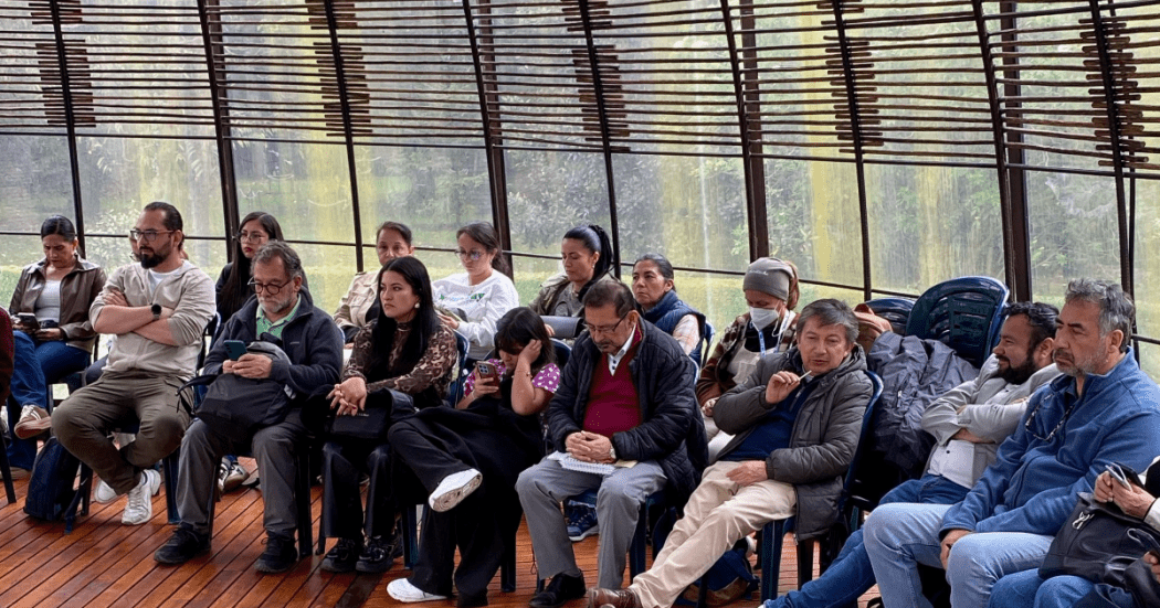 Imagen de varias personas sentadas