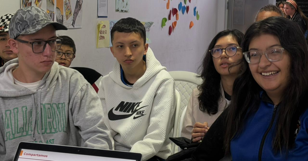 Imagen de jóvenes sonriendo