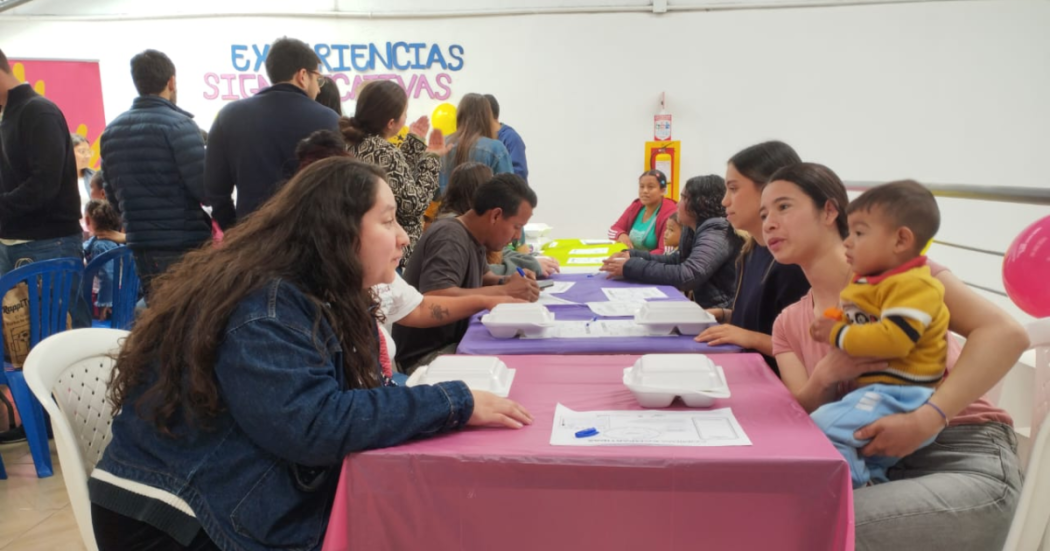 Imagen de varias personas hablando y compartiendo en una mesa