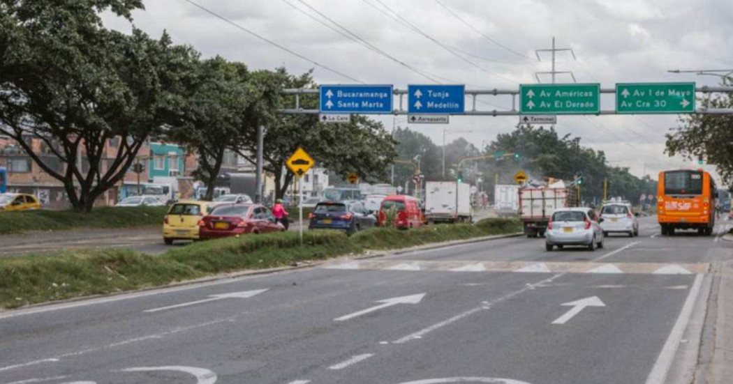 Foto que muestra vehículos andando por las calles