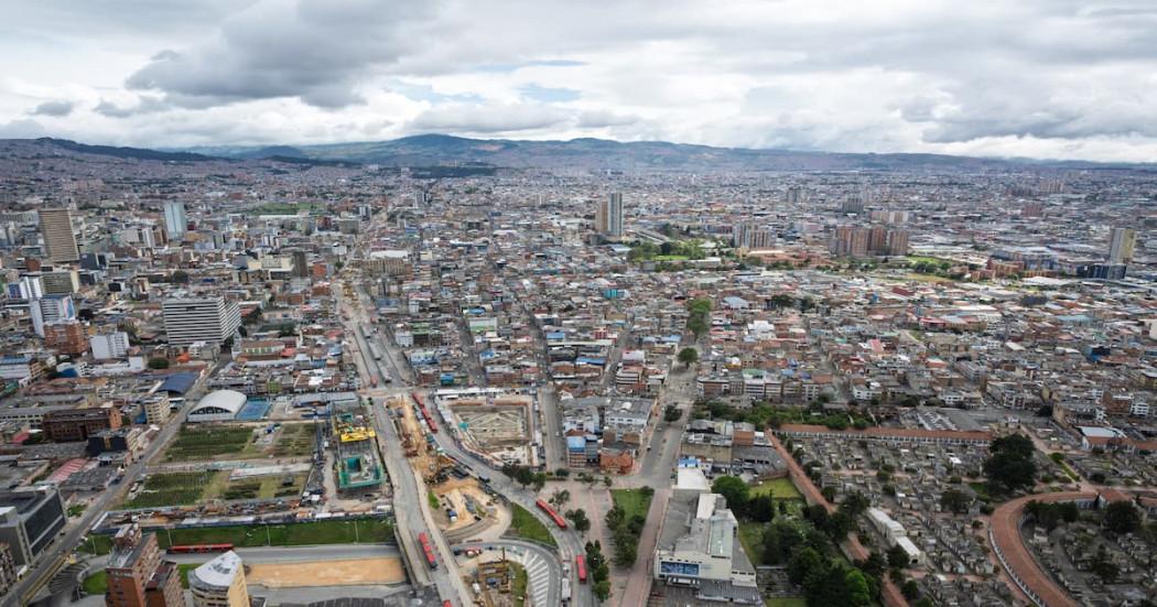 Vista panorámica de Bogotá con vías principales obras urbanas y cielo nublado