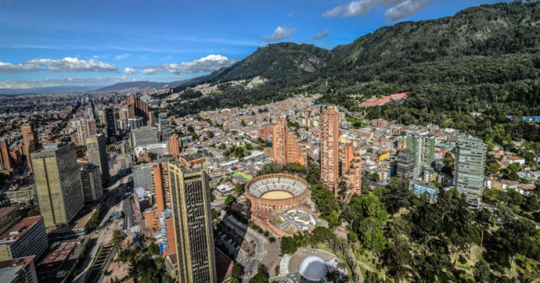 Imagen panorámica de Bogotá donde se evidencia un día soleado.
