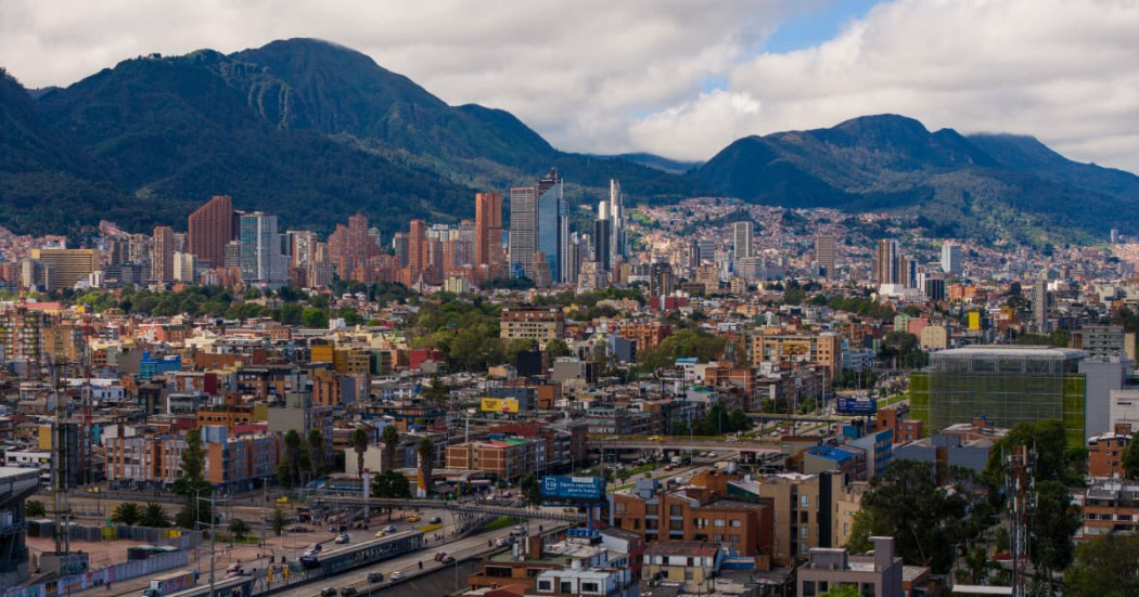 Panorámica de Bogotá con vista urbana de viviendas y cerros orientales bajo cielo nublado