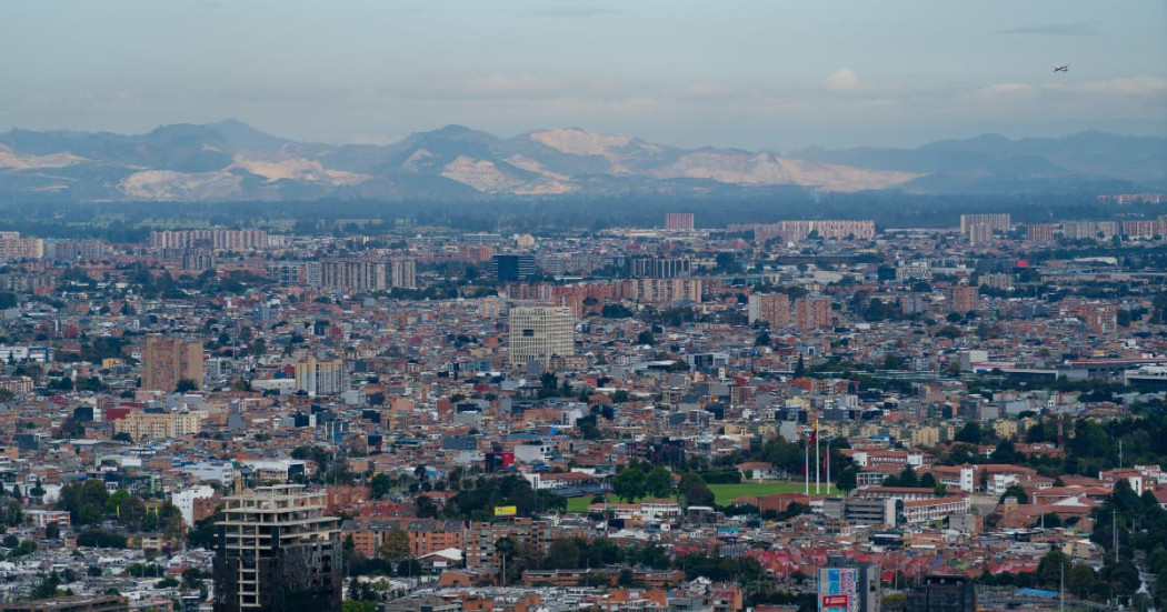 Panorámica de Bogotá con edificios residenciales, zona urbana y montañas al fondo