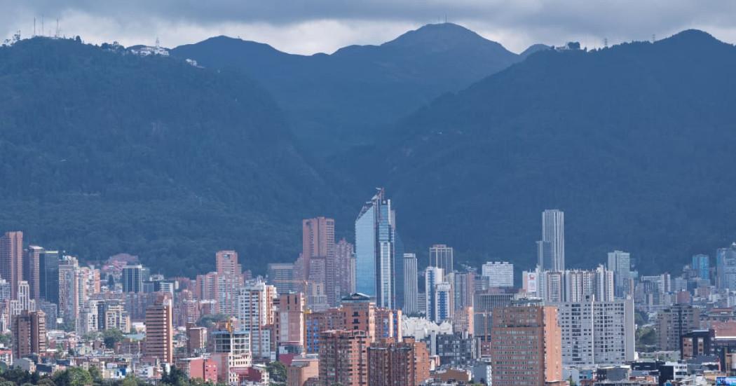 Fotografía panorámica de Bogotá con vista hacia Monserrate y Cerros Orientales