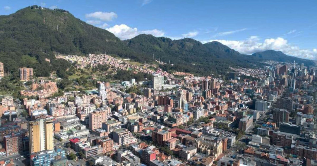 Panorámica de Bogotá con vista hacia edificios y cerros orientales bajo cielo despejado