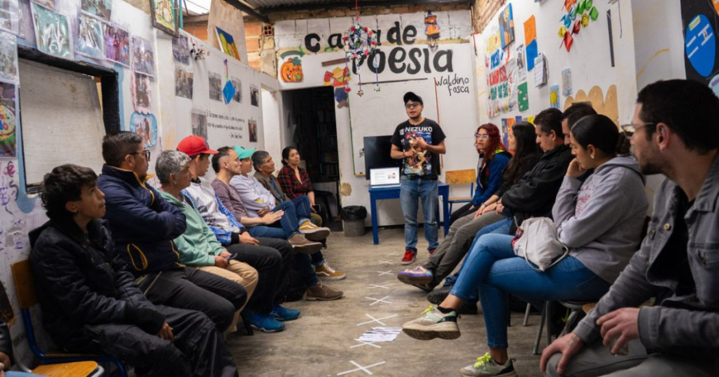 Imagen de personas reunidas en biblioteca comunitaria