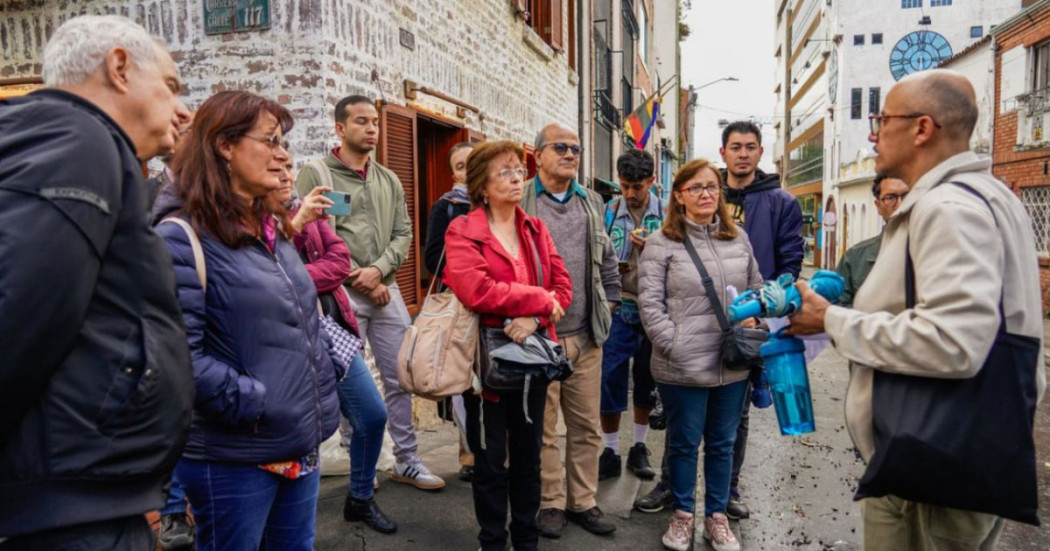 Imagen de un grupo de personas en una de las calles de Bogotá