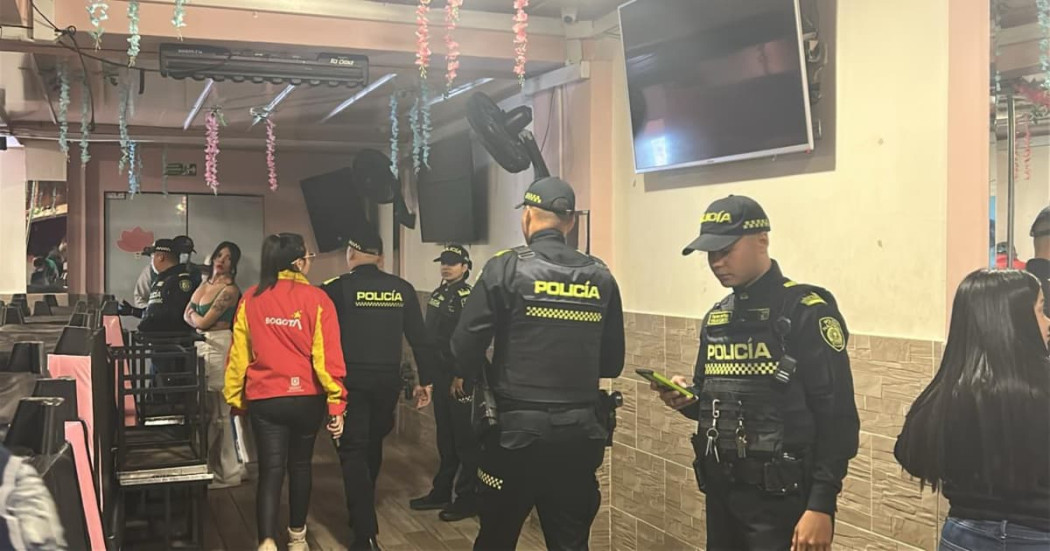 Policías inspeccionando un establecimiento.
