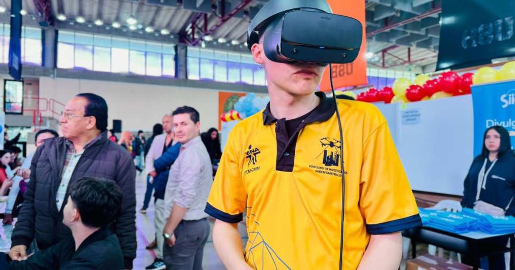 Foto que muestra un joven con unas gafas de realidad virtual