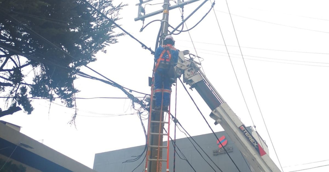 Foto que muestra un hombre con un uniforme de Enel Colombia