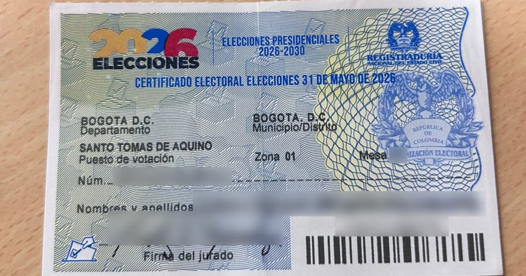 Foto de un certificado electoral en un puesto de votación en Bogotá