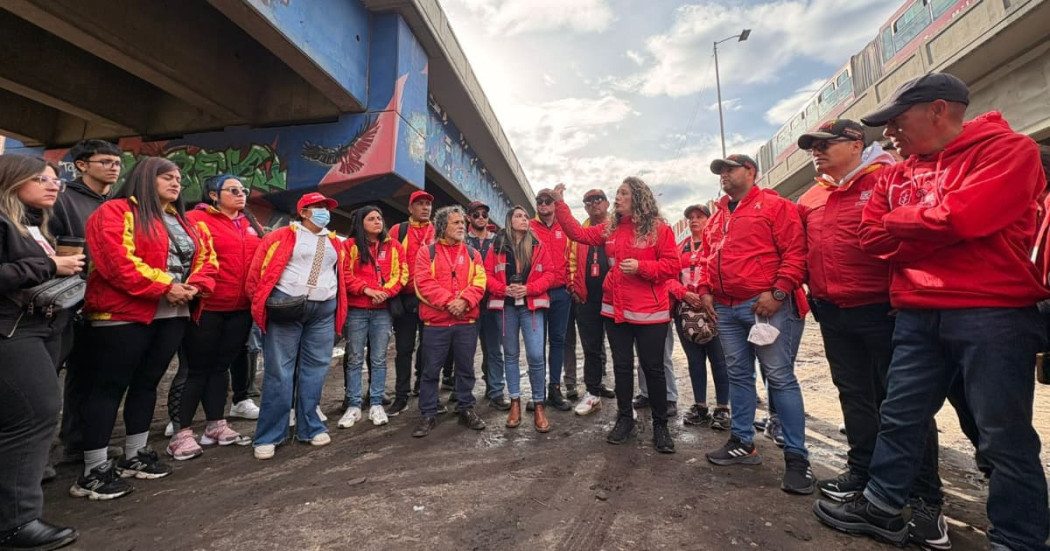 Defensores del espacio público durante el operativo en el bajo puente de la av. Villavicencio con AutoSur.