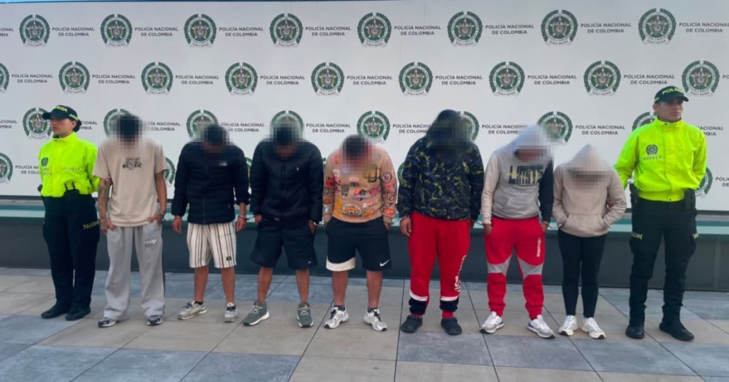 Siete de los capturados, custodiados por policías.