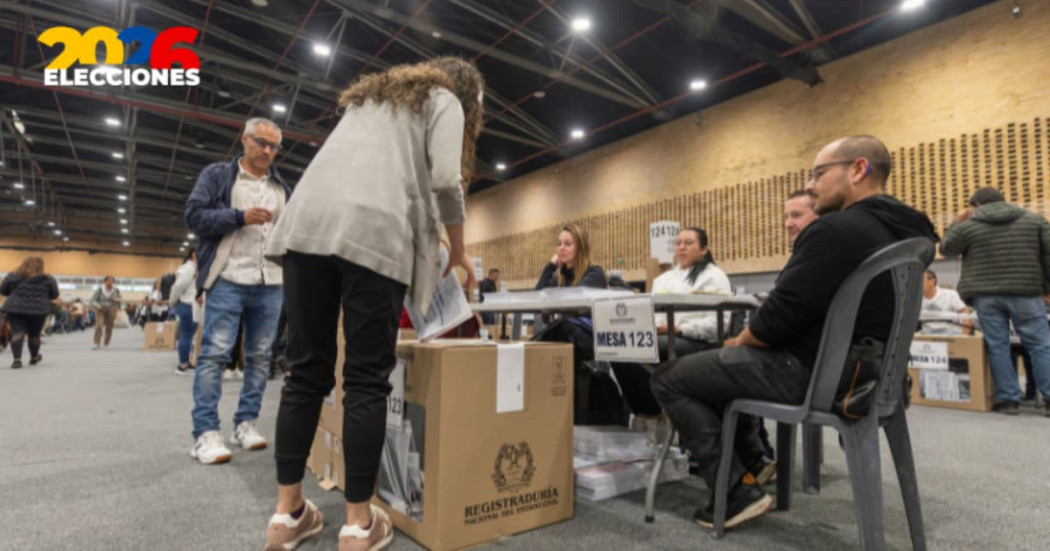 Una mujer depositando su voto