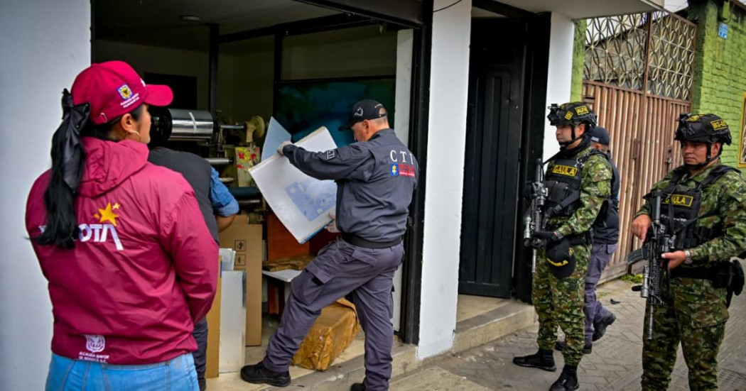 Entidades durante allanamiento a litografía en el barrio Restrepo.