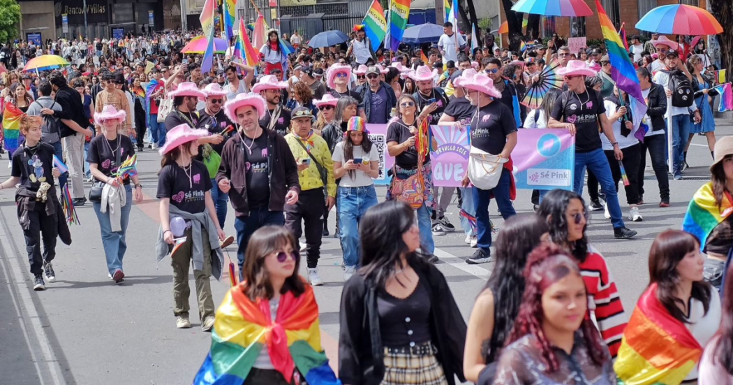 Imagen de personas marchando en una marcha LGBTI por las calles de Bogotá