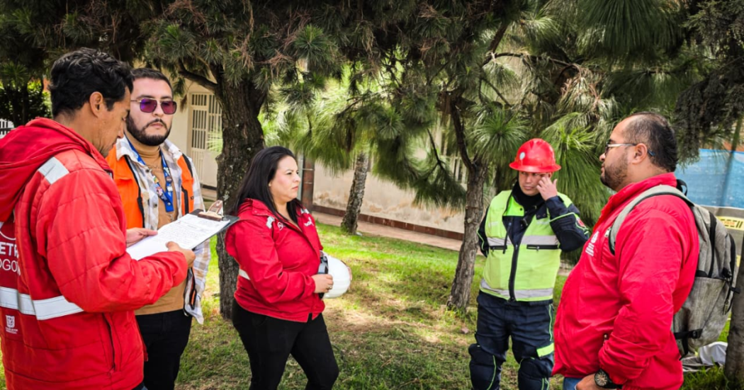 Foto de funcionarios del Distrito en operativo de limpieza