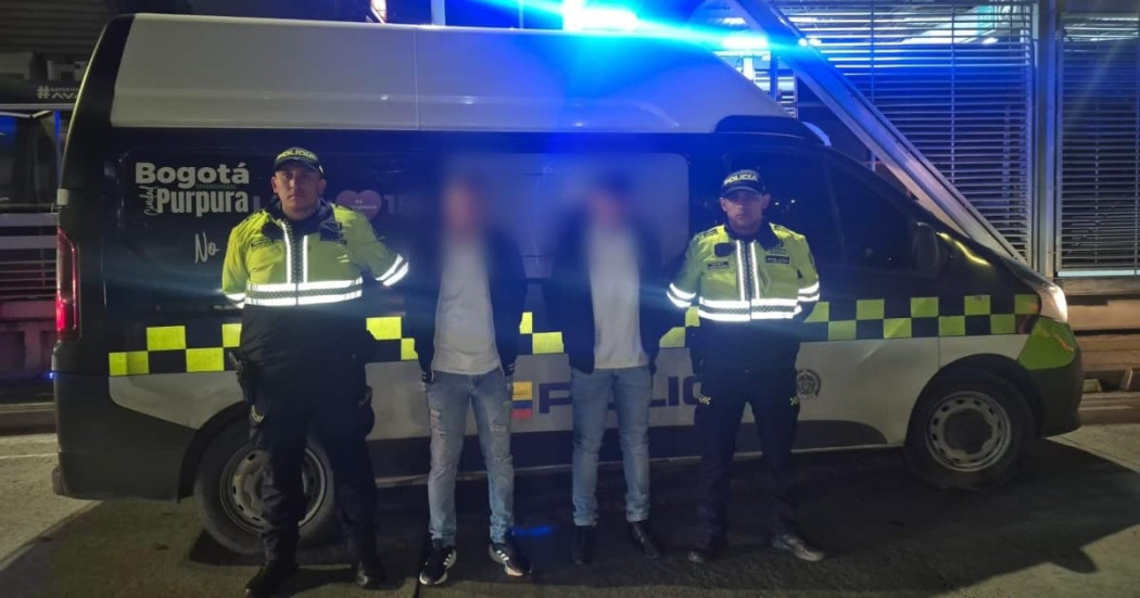 Foto de dos capturados junto a dos policías