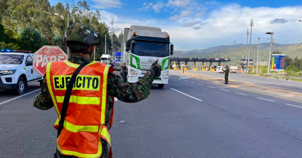 Un soldado del ejército en una vía de Cundinamarca regulando el tráfico