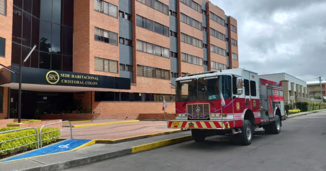 Camión del Cuerpo de Bomberos de Bogotá frente a la Sede Habitacional Cristóbal Colón del Ejército Nacional.
