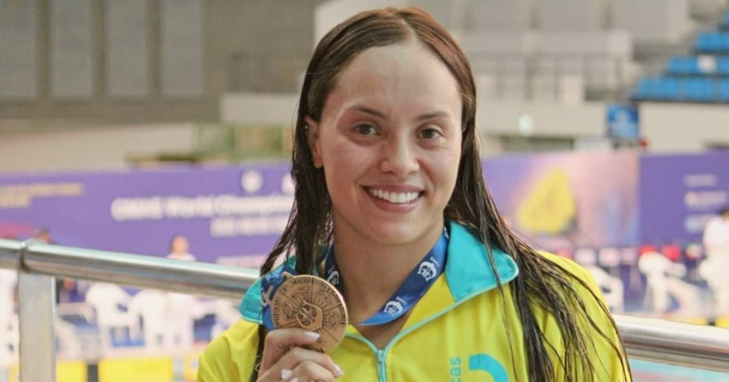Paula Aguirre sostiene medalla de oro del Natación con Aletas en Corea del Sur