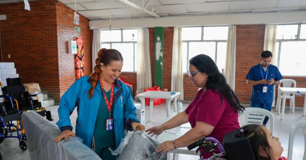 Foto de funcionarios del Distrito apoyando a un ciudadano 