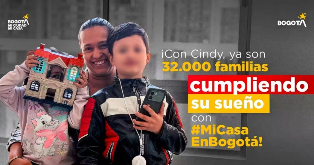 Foto que muestra tres personas sonriendo y un texto: con cindy ya son 32.000 familias cumpliendo su sueño con mi casa en Bogotá