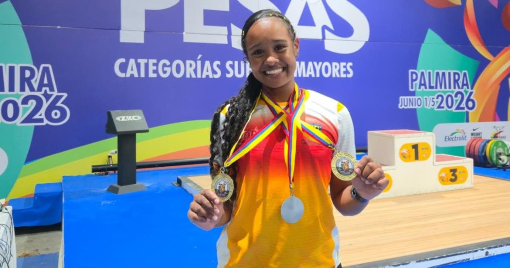 Yelena Restrepo sostiene medallas en campeonato de levantamiento de pesas en Palmira