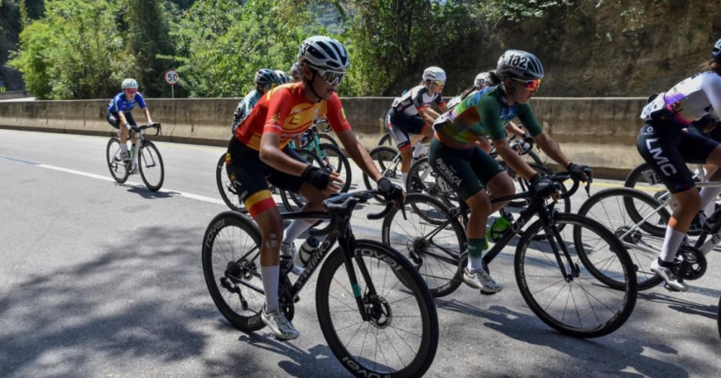 Ciclista del Equipo Bogotá pedalea en pelotón en segunda etapa de la Vuelta a Colombia Femenina 2026