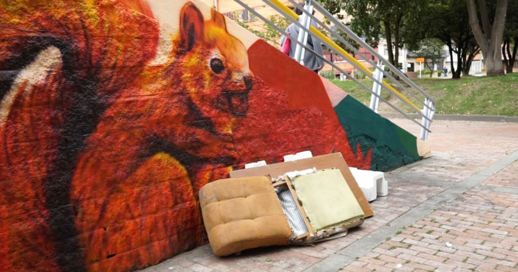 Sillón y escritorio usados, arrojados en el espacio público