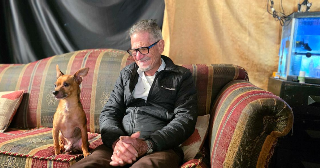 Foto de un adulto mayor con un perro