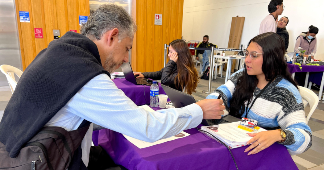 Foto de un ciudadano en una feria de empleo