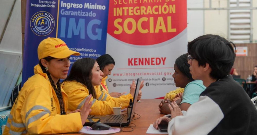 Imagen de funcionarios y personas hablando en la feria de servicios
